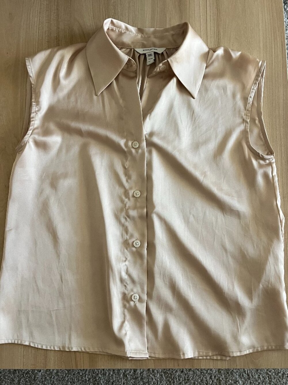 Banana Republic Factory Sleeveless Button-Down Blouse in Light Beige